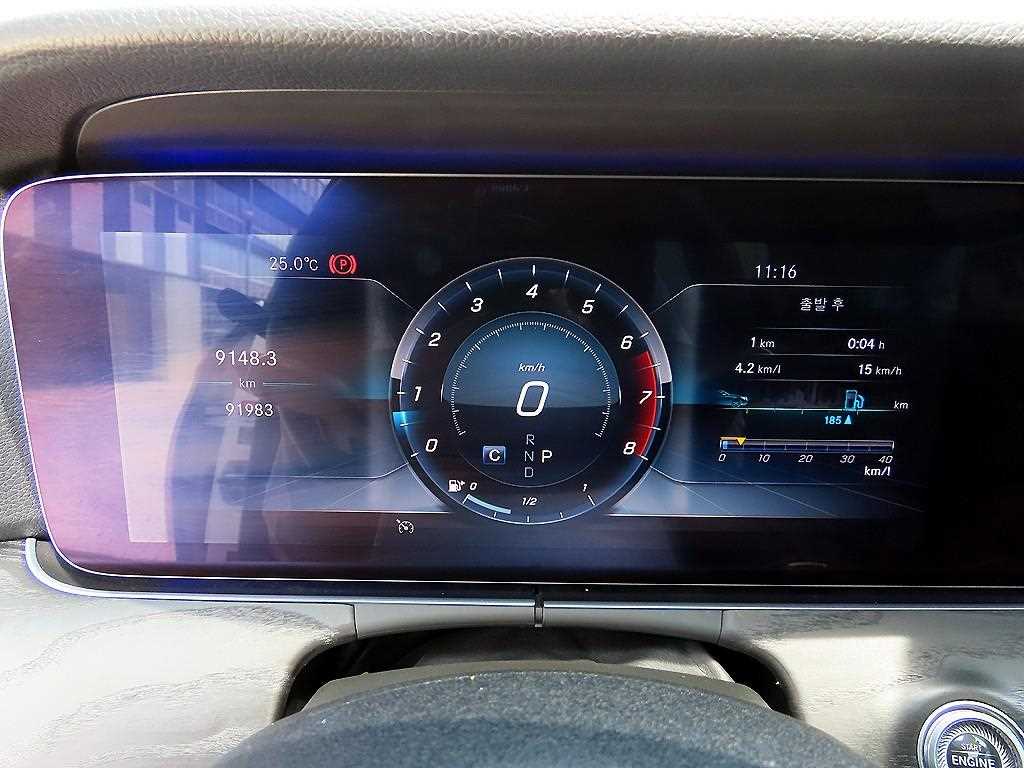 Mercedes-Benz E-Class — photo 09