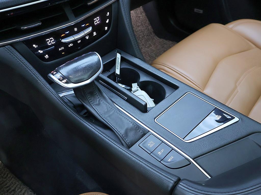 Cadillac CT6 — photo 10
