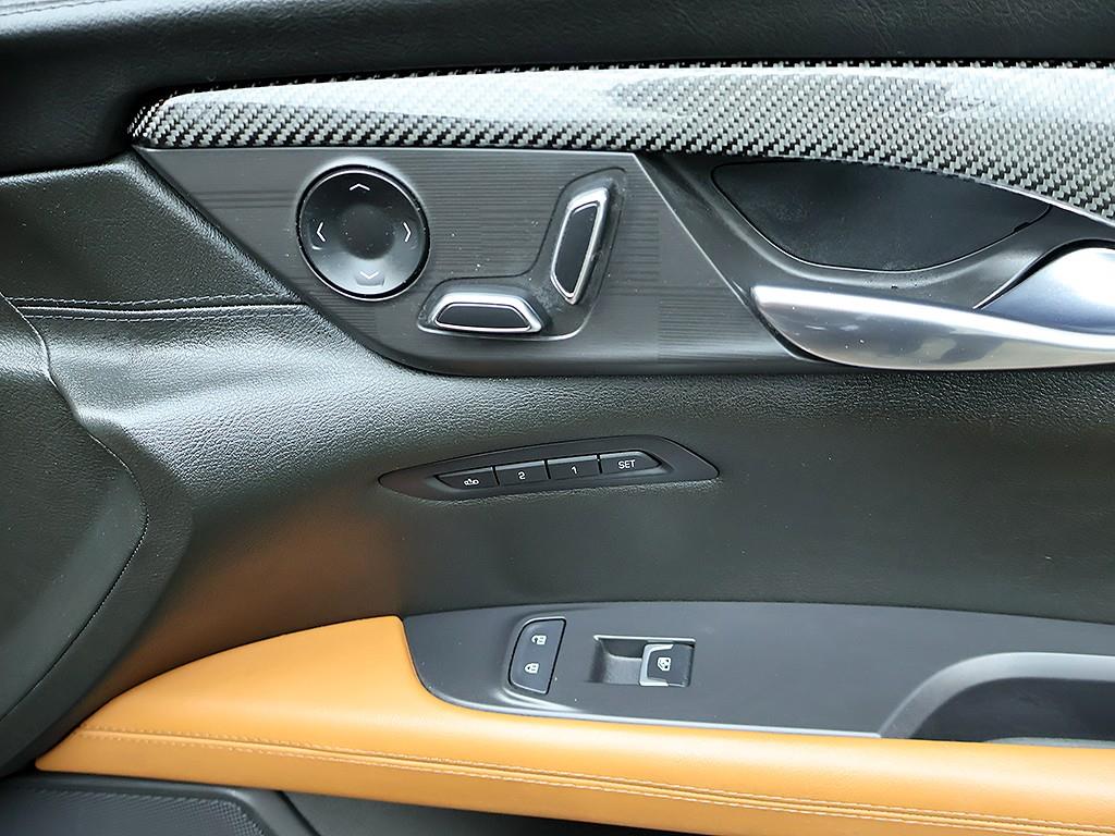 Cadillac CT6 — photo 13