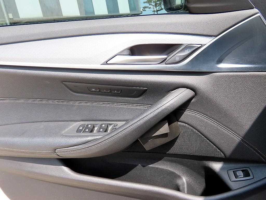 BMW 5-Series — photo 12