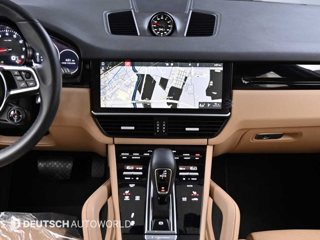 Porsche Cayenne — photo 14