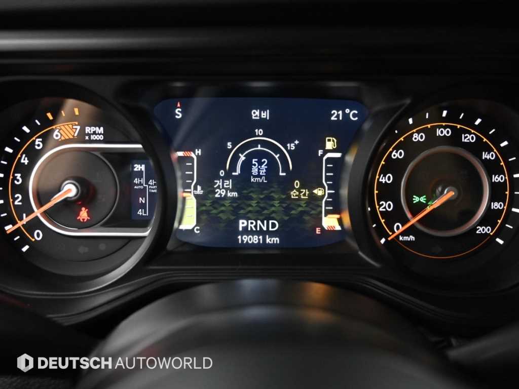 Jeep Wrangler — photo 08