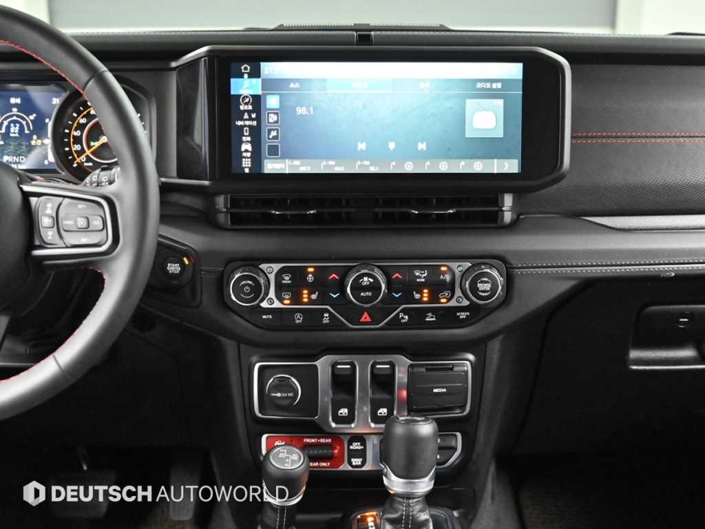 Jeep Wrangler — photo 14