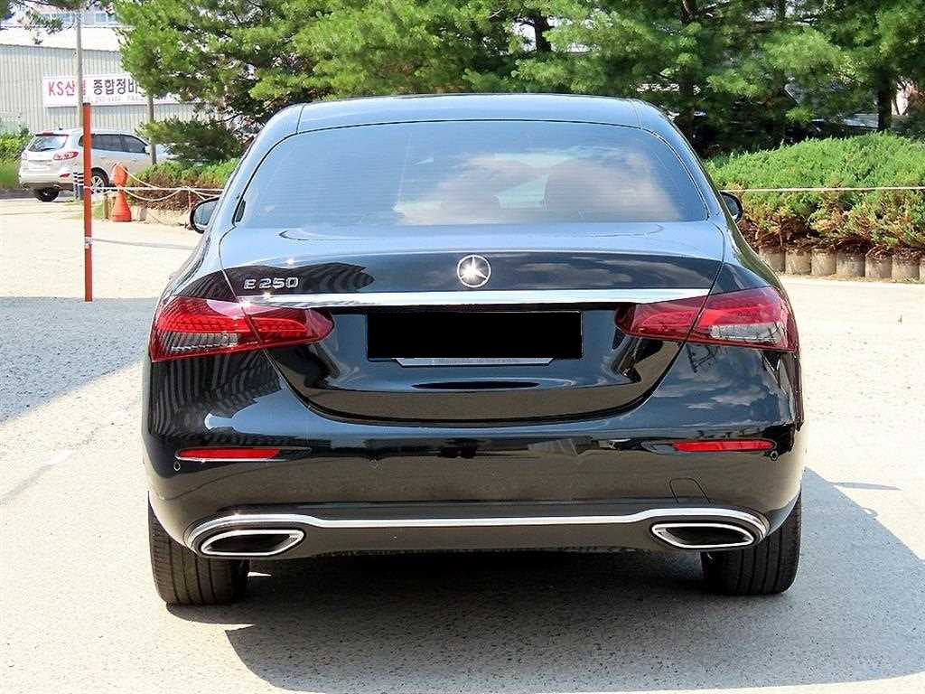 Mercedes-Benz E-Class — photo 04