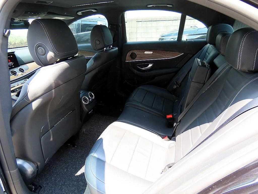 Mercedes-Benz E-Class — photo 06