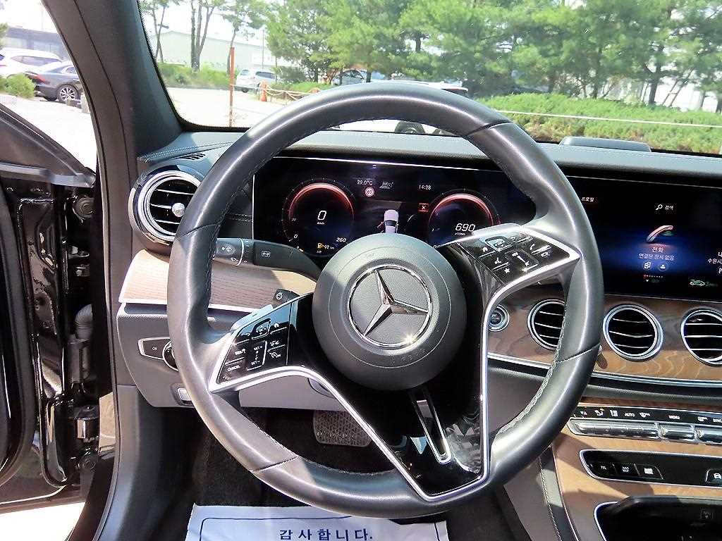 Mercedes-Benz E-Class — photo 08