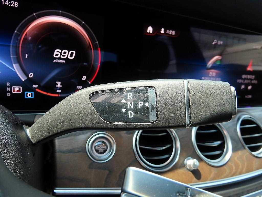 Mercedes-Benz E-Class — photo 11