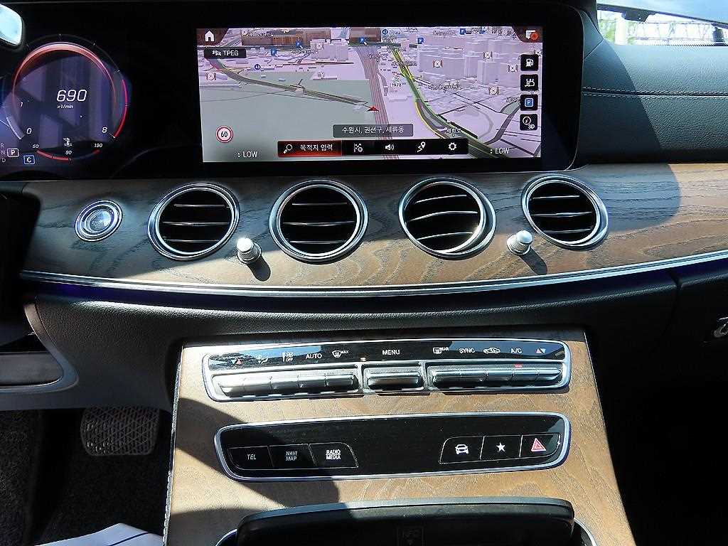 Mercedes-Benz E-Class — photo 13