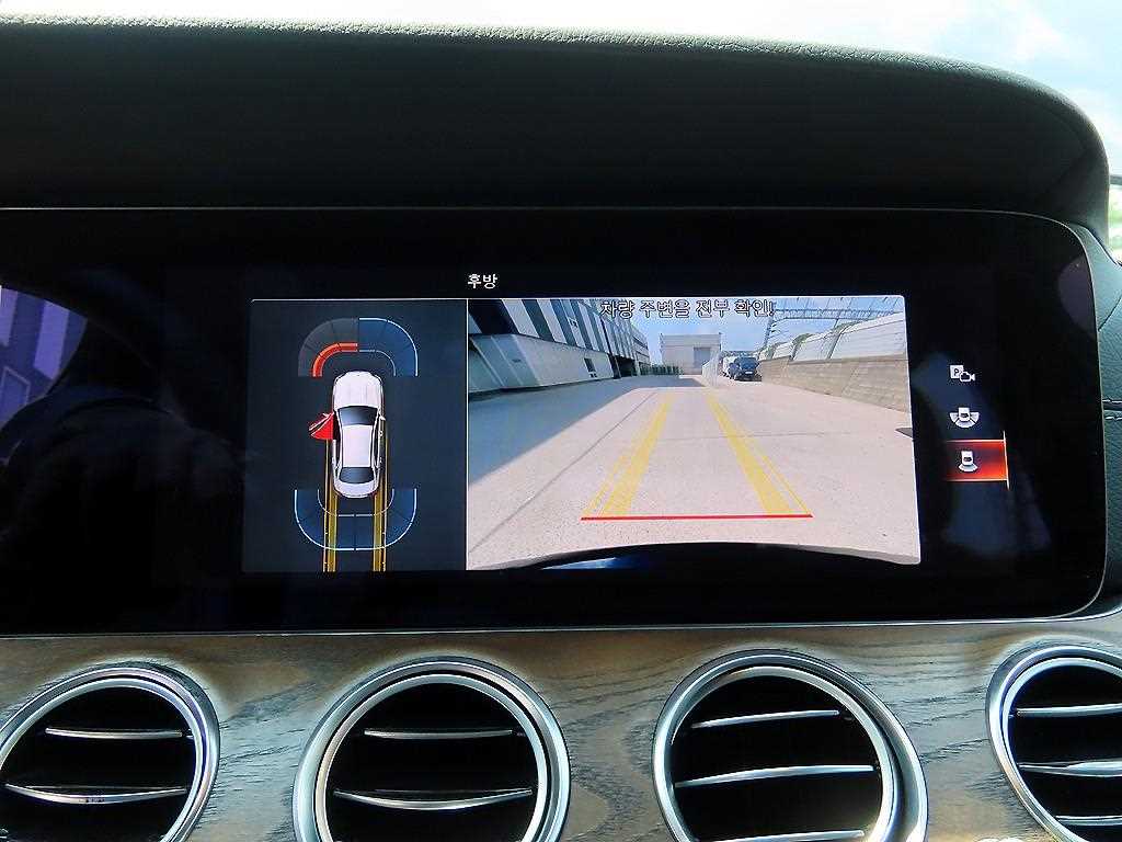 Mercedes-Benz E-Class — photo 14