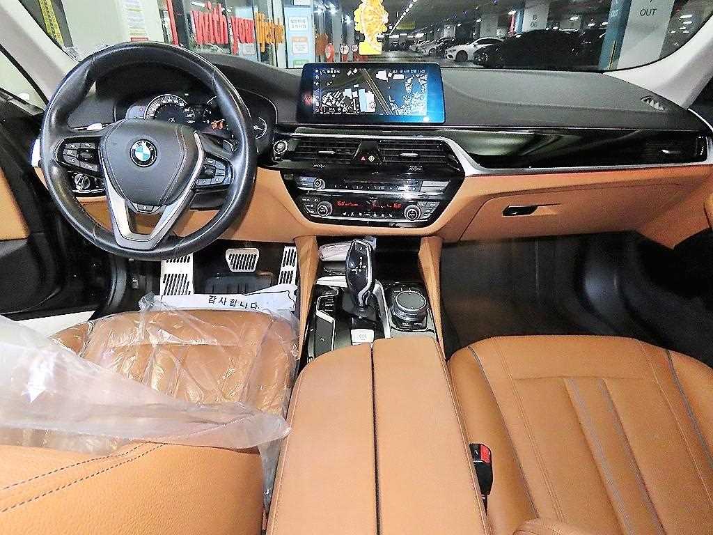 BMW 5-Series — photo 10