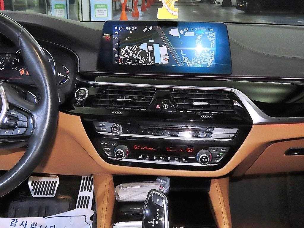 BMW 5-Series — photo 11
