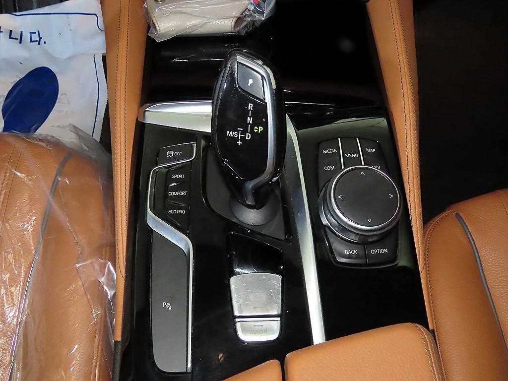 BMW 5-Series — photo 12