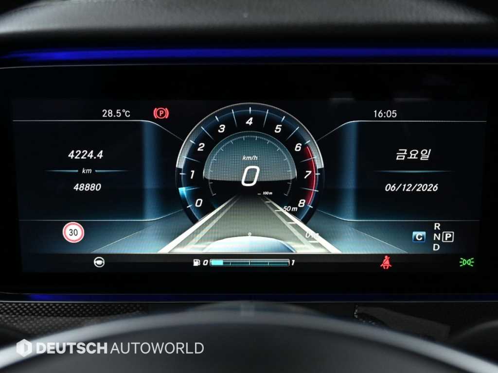 Mercedes-Benz E-Class — photo 08