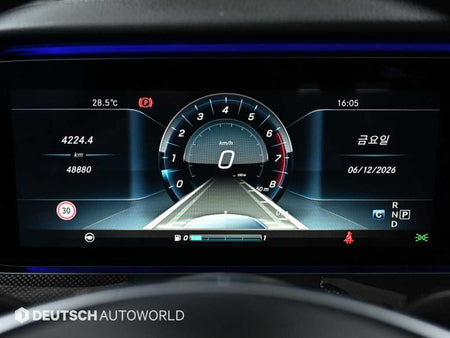Mercedes-Benz E-Class — photo 08