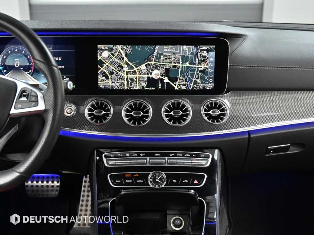 Mercedes-Benz E-Class — photo 14