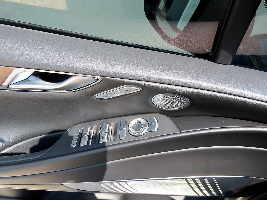 Genesis G80 — photo 12