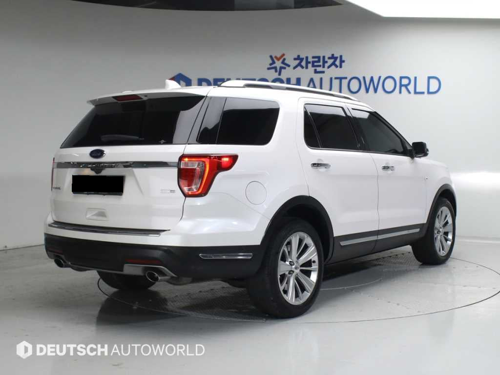 Ford Explorer — photo 02
