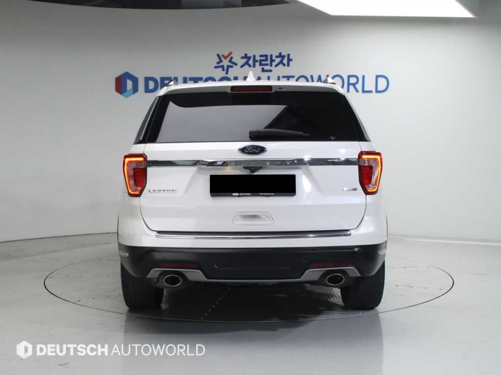 Ford Explorer — photo 04