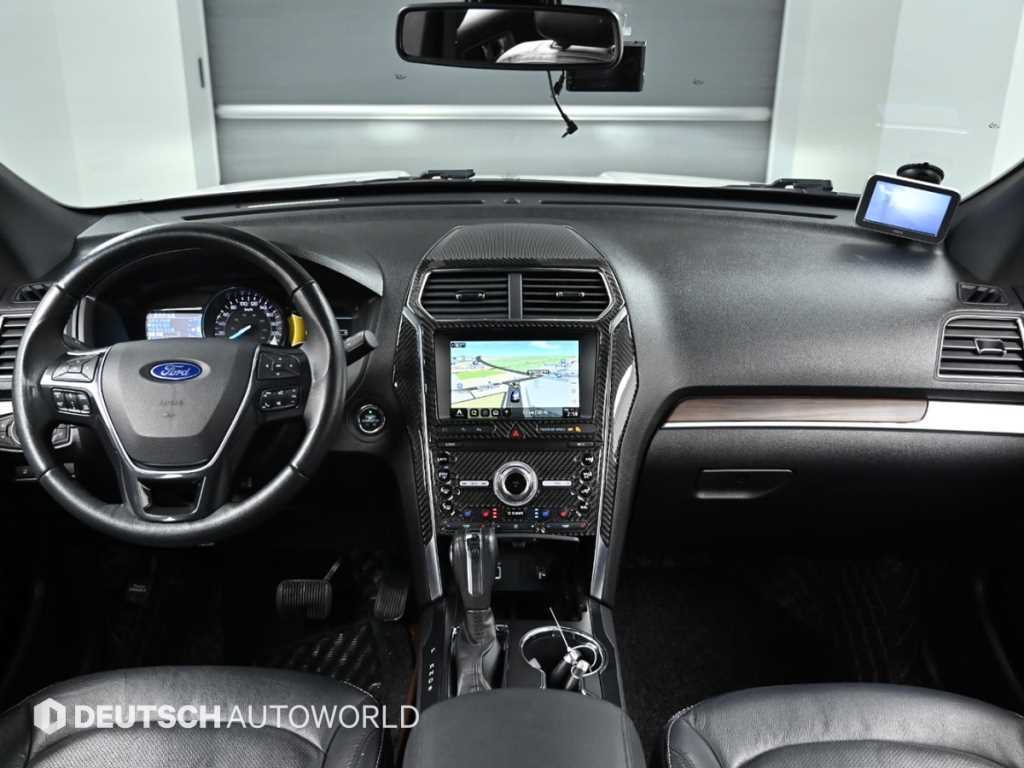 Ford Explorer — photo 07