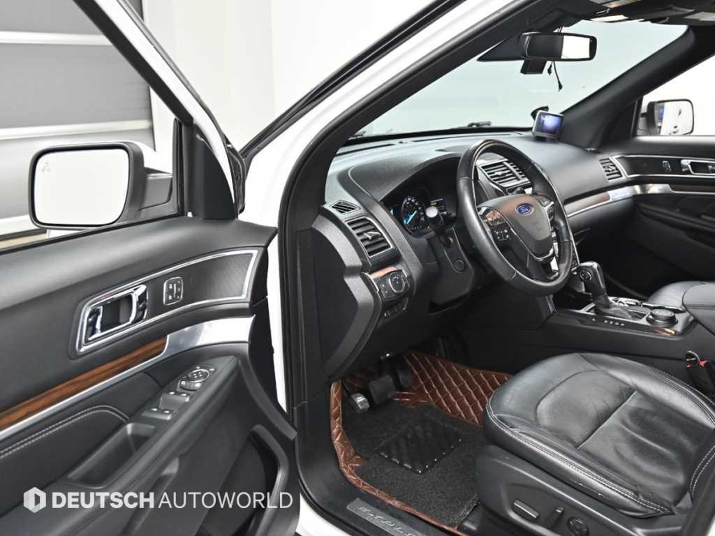 Ford Explorer — photo 11