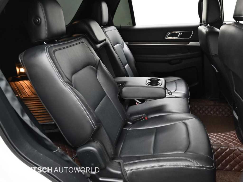 Ford Explorer — photo 12