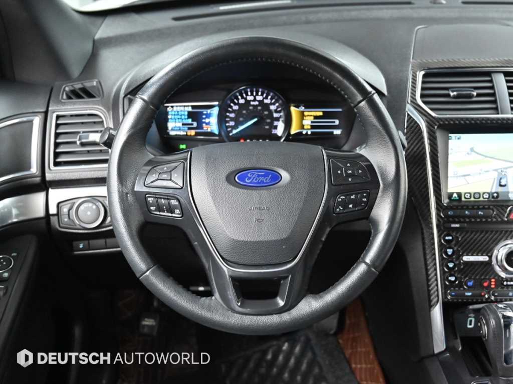 Ford Explorer — photo 13
