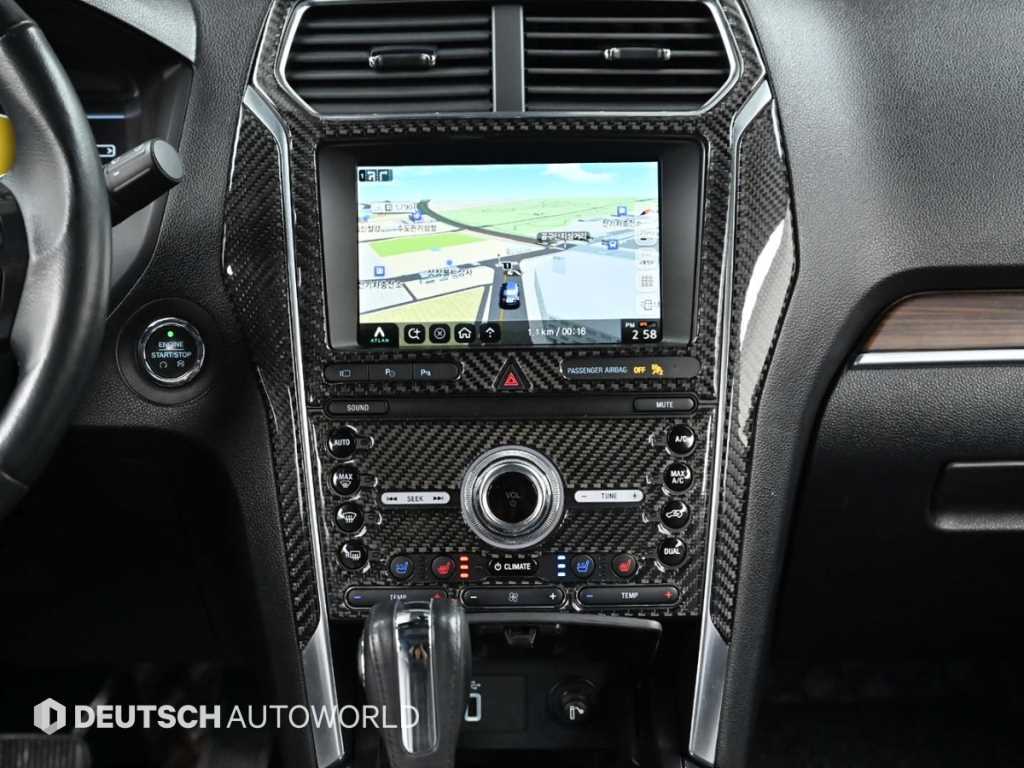 Ford Explorer — photo 14