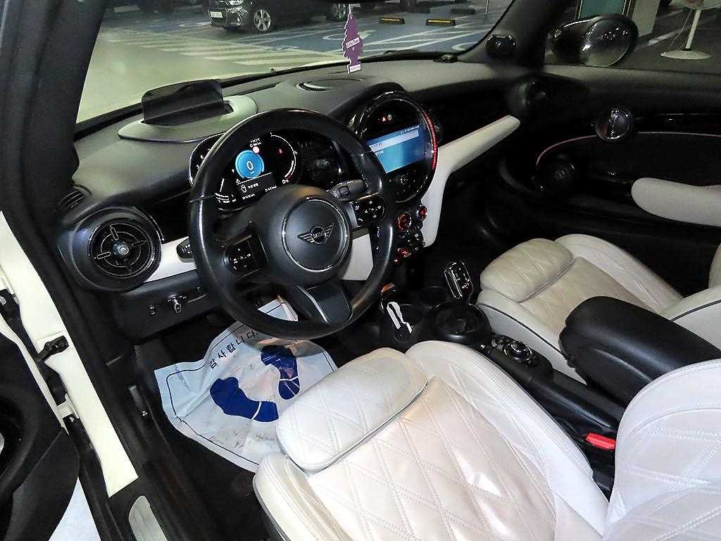 Mini Cooper Convertible — photo 13