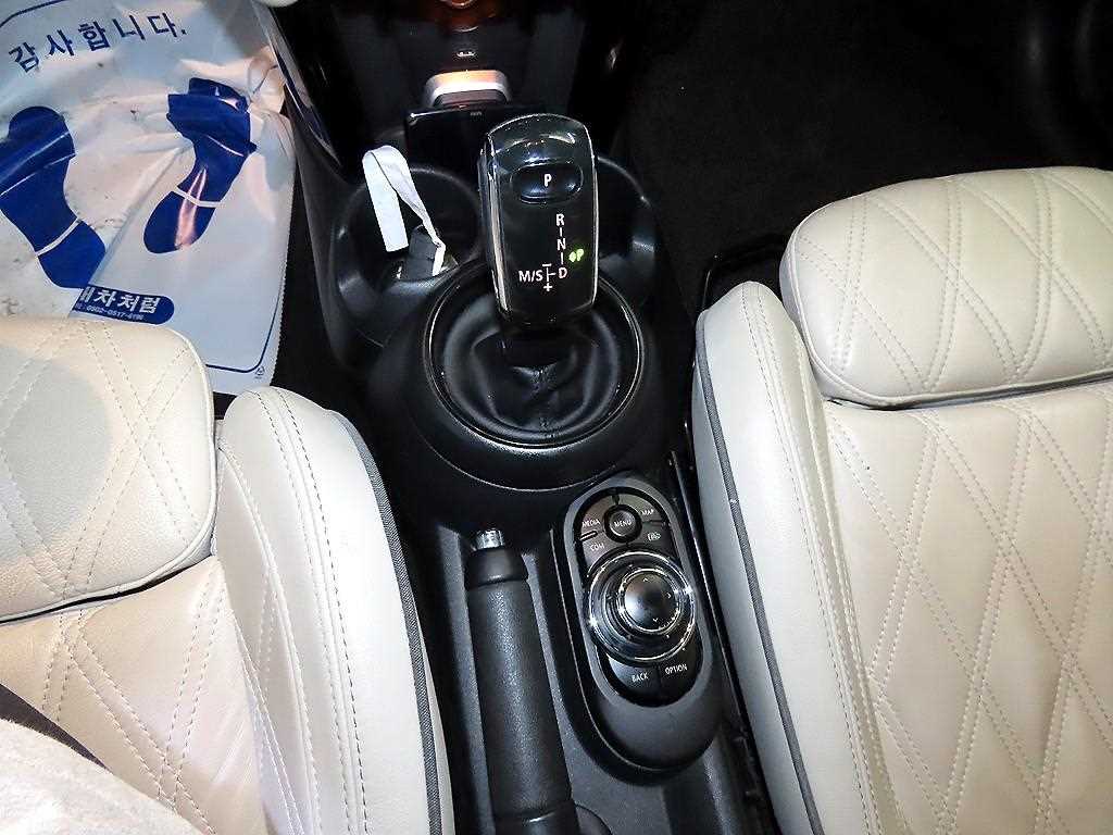 Mini Cooper Convertible — photo 15