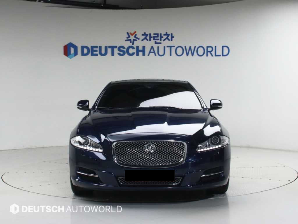 Jaguar XJ — photo 03