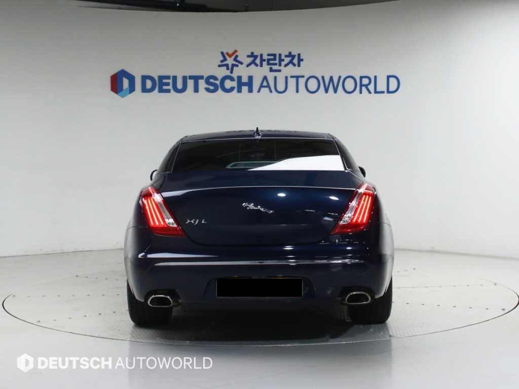 Jaguar XJ — photo 04