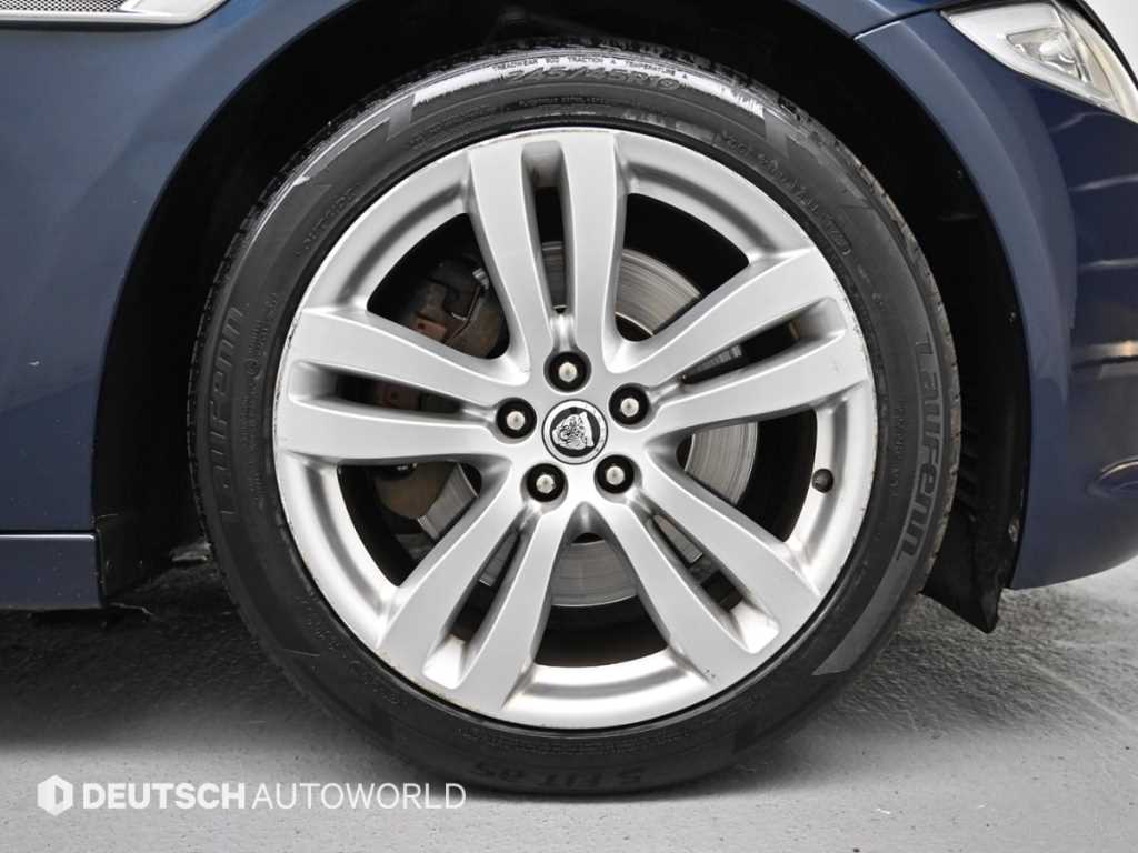 Jaguar XJ — photo 05