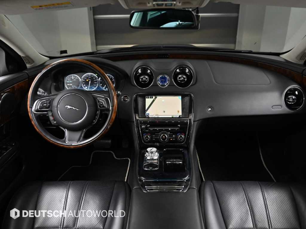 Jaguar XJ — photo 07