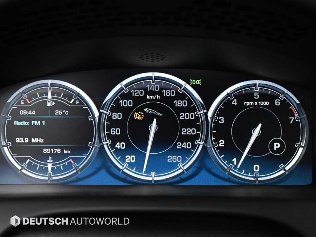 Jaguar XJ — photo 08