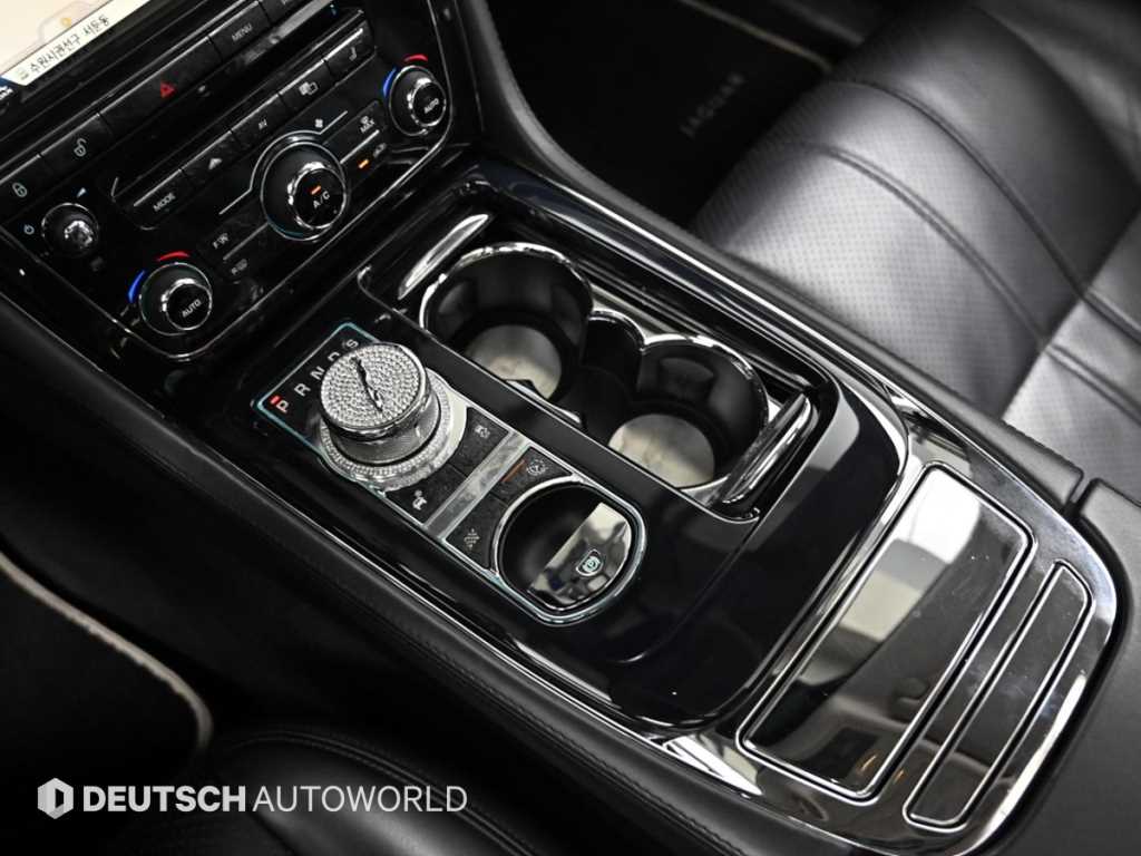 Jaguar XJ — photo 09