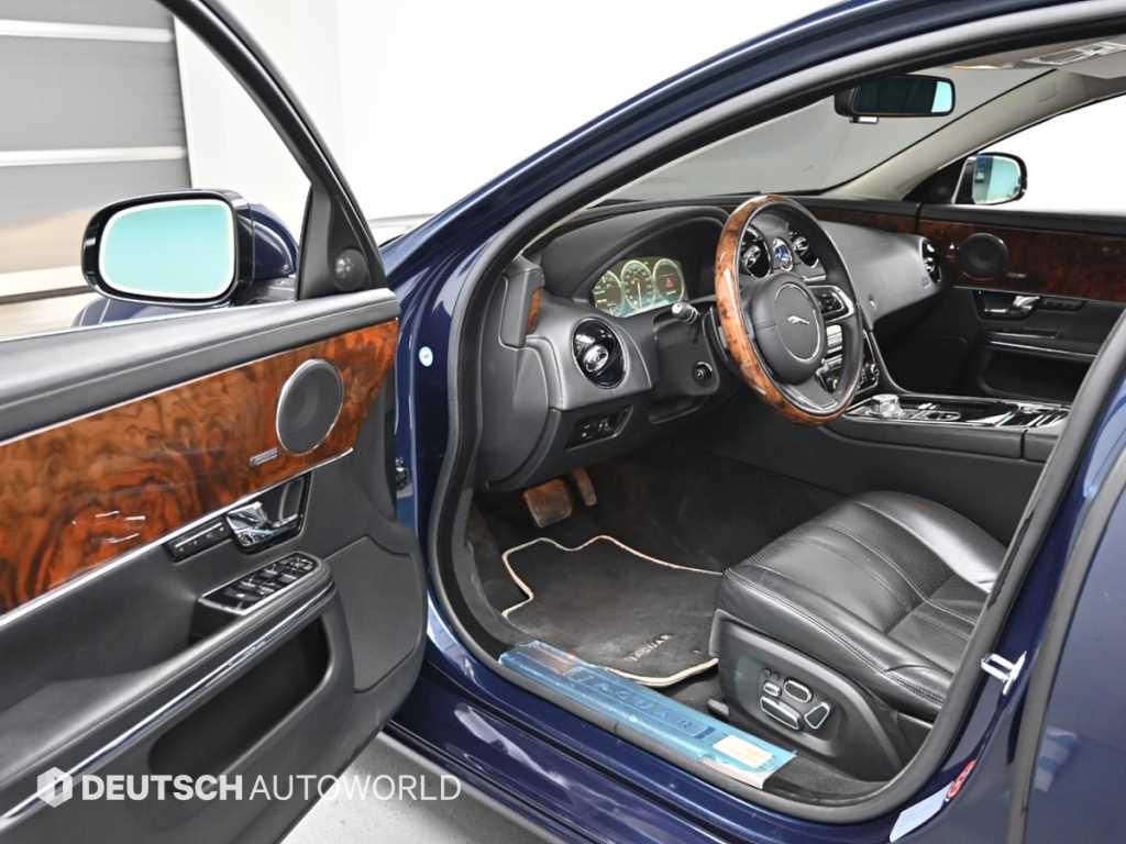 Jaguar XJ — photo 11