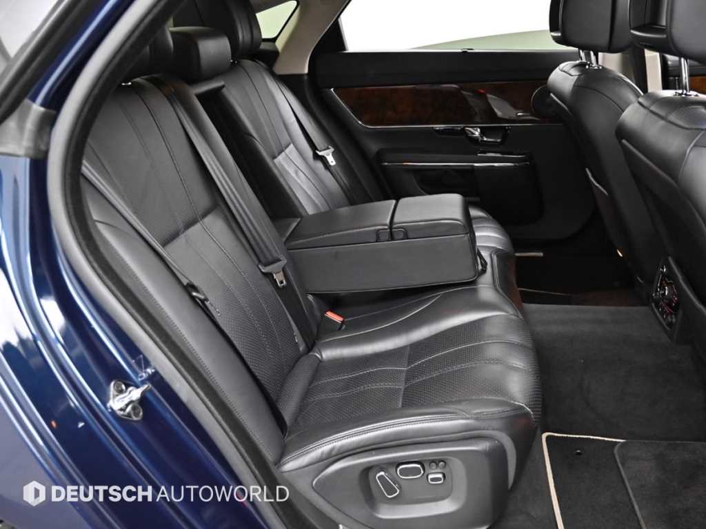 Jaguar XJ — photo 12