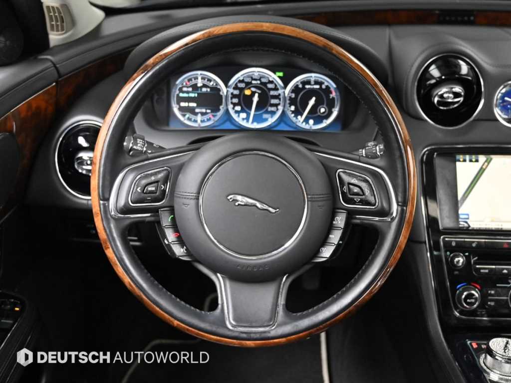 Jaguar XJ — photo 13