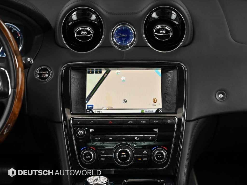 Jaguar XJ — photo 14