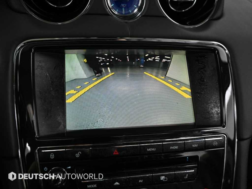 Jaguar XJ — photo 15