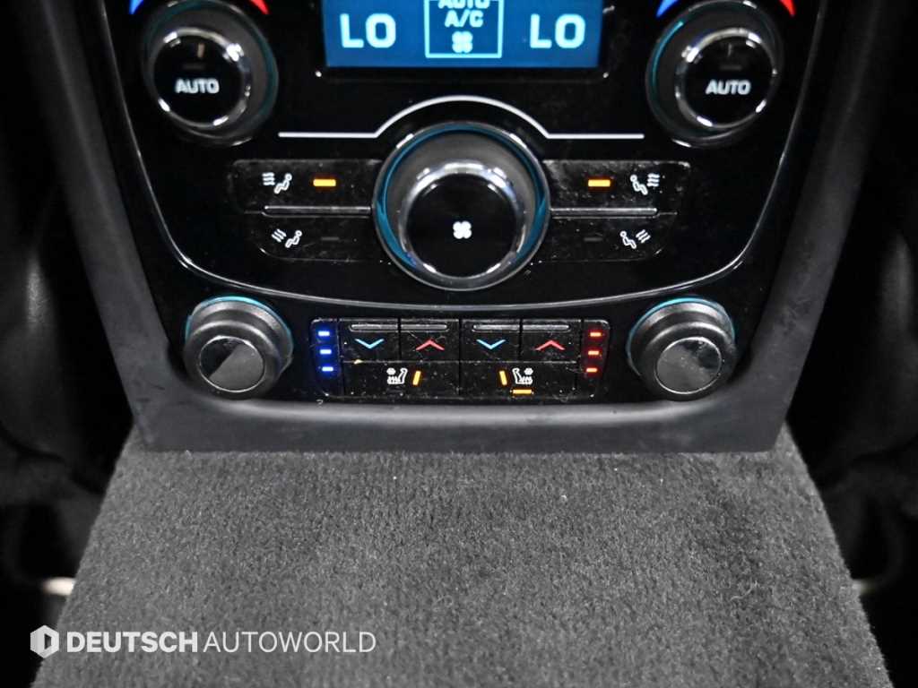 Jaguar XJ — photo 16