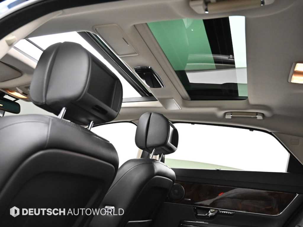 Jaguar XJ — photo 18