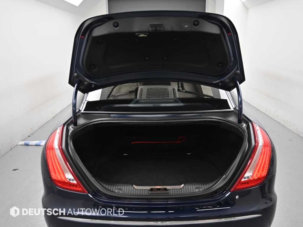 Jaguar XJ — photo 19