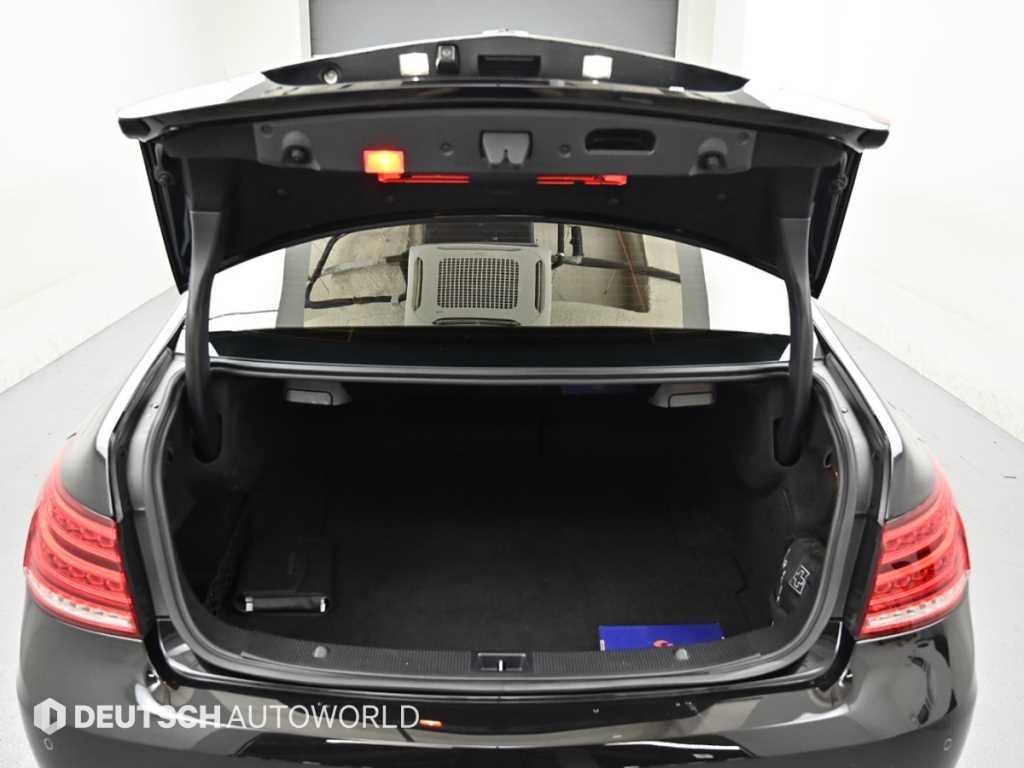 Mercedes-Benz E-Class — photo 19