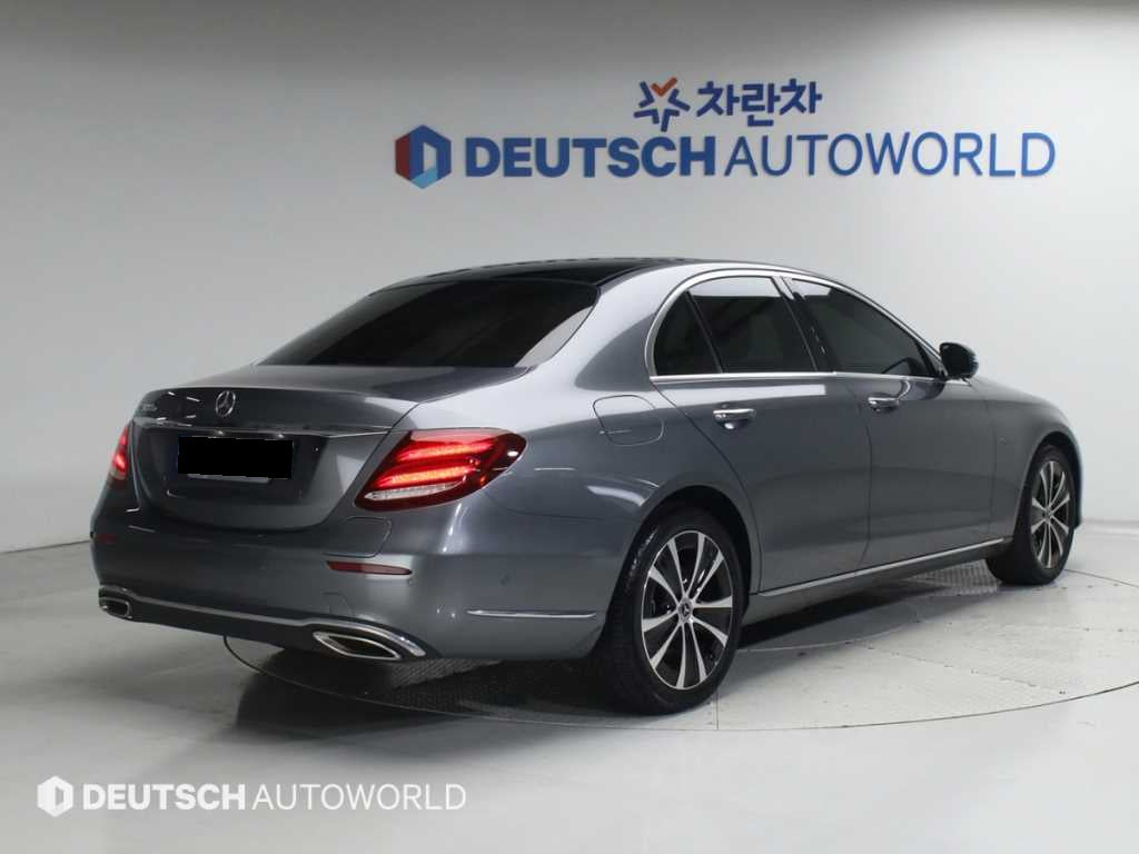 Mercedes-Benz E-Class — photo 02