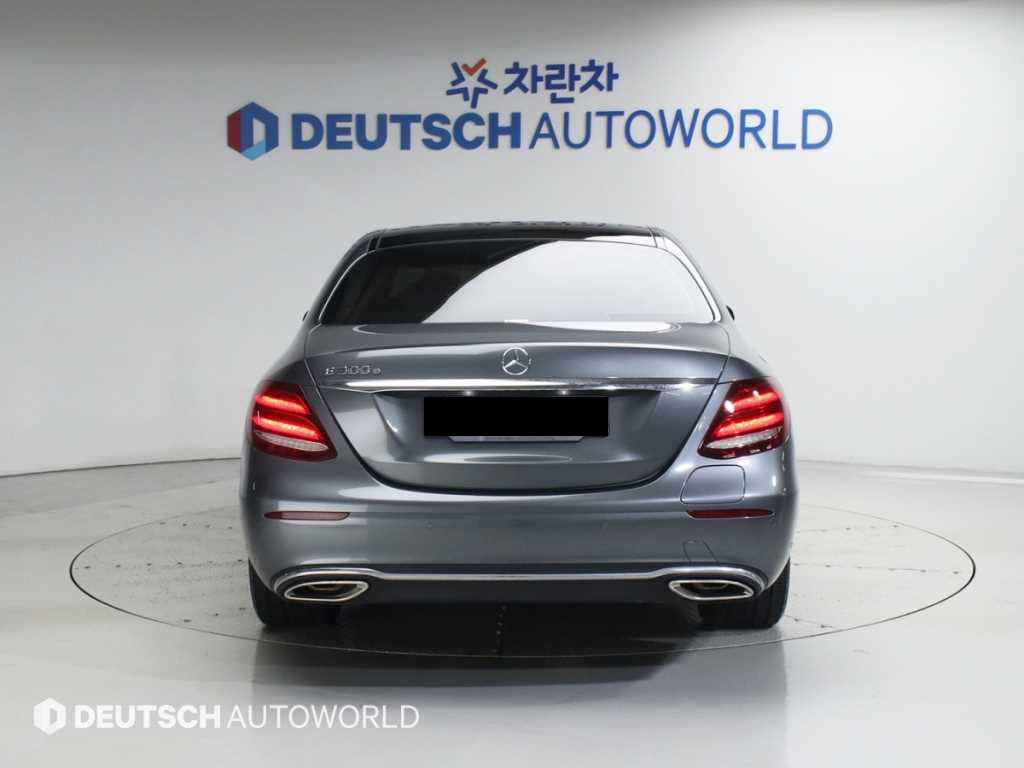 Mercedes-Benz E-Class — photo 04
