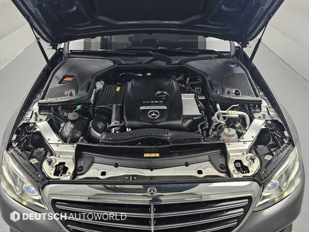 Mercedes-Benz E-Class — photo 06