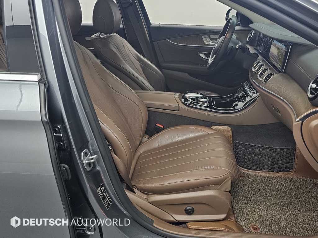 Mercedes-Benz E-Class — photo 10