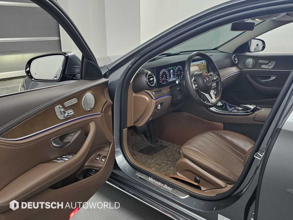 Mercedes-Benz E-Class — photo 11