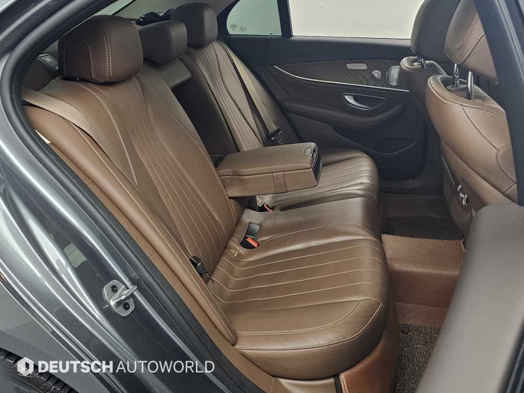 Mercedes-Benz E-Class — photo 12